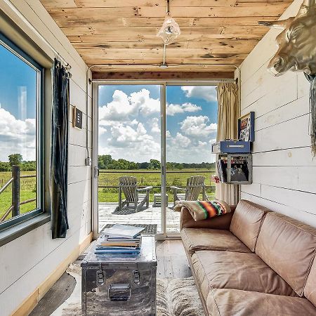 Flophouze Shipping Container Hotel Round Top Eksteriør billede