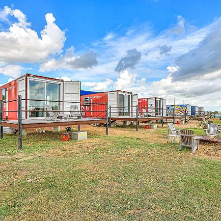Flophouze Shipping Container Hotel Round Top Eksteriør billede