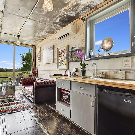 Flophouze Shipping Container Hotel Round Top Eksteriør billede
