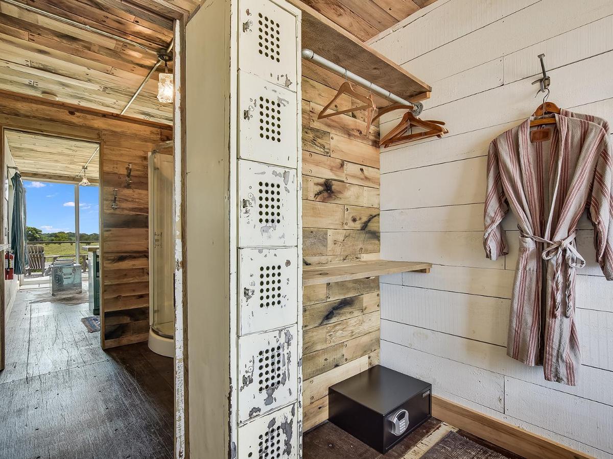 Flophouze Shipping Container Hotel Round Top Eksteriør billede