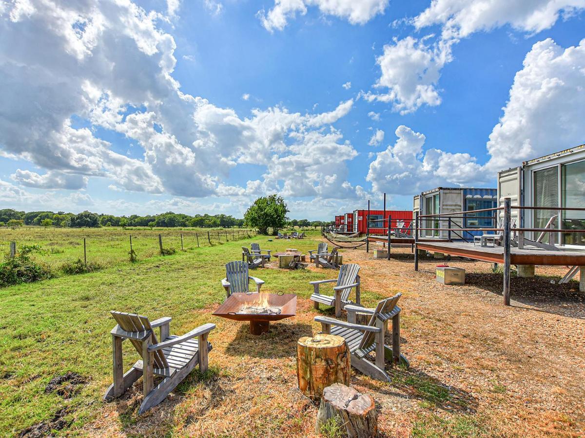 Flophouze Shipping Container Hotel Round Top Eksteriør billede