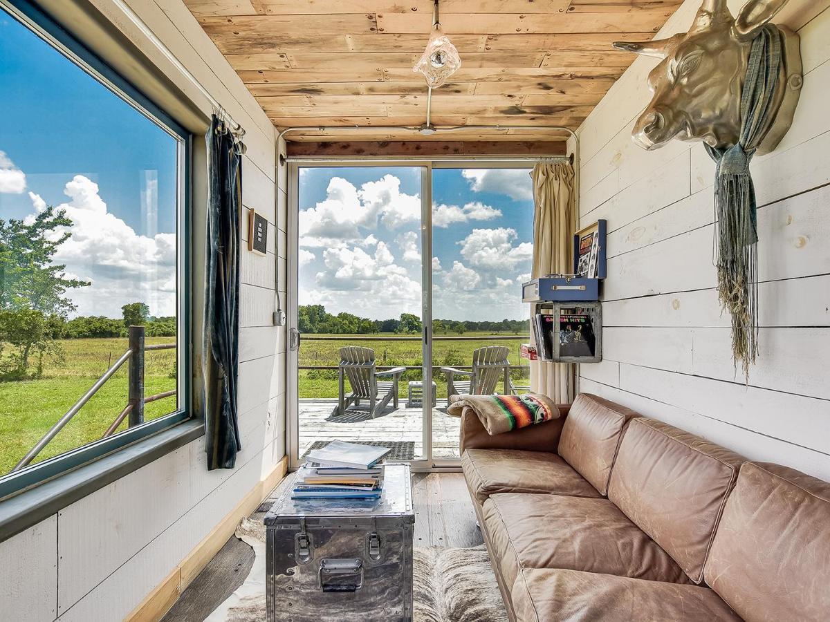 Flophouze Shipping Container Hotel Round Top Eksteriør billede