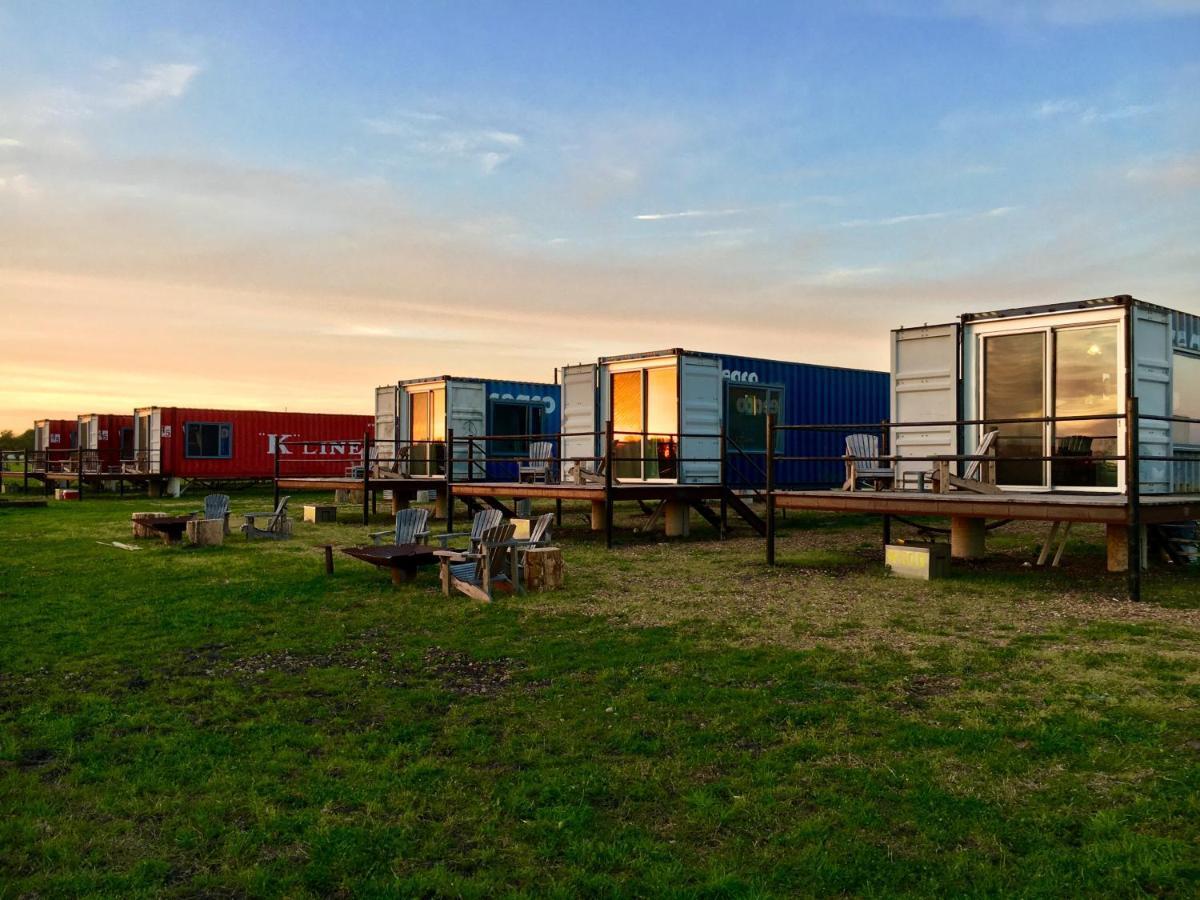 Flophouze Shipping Container Hotel Round Top Eksteriør billede
