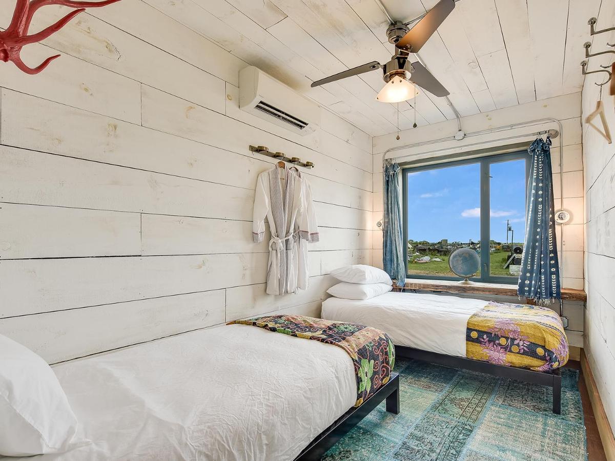 Flophouze Shipping Container Hotel Round Top Eksteriør billede