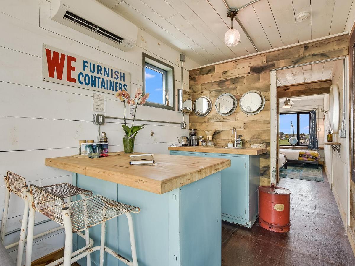 Flophouze Shipping Container Hotel Round Top Eksteriør billede