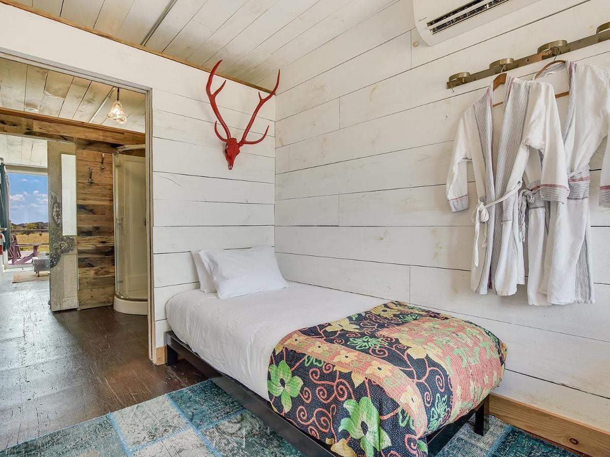 Flophouze Shipping Container Hotel Round Top Eksteriør billede