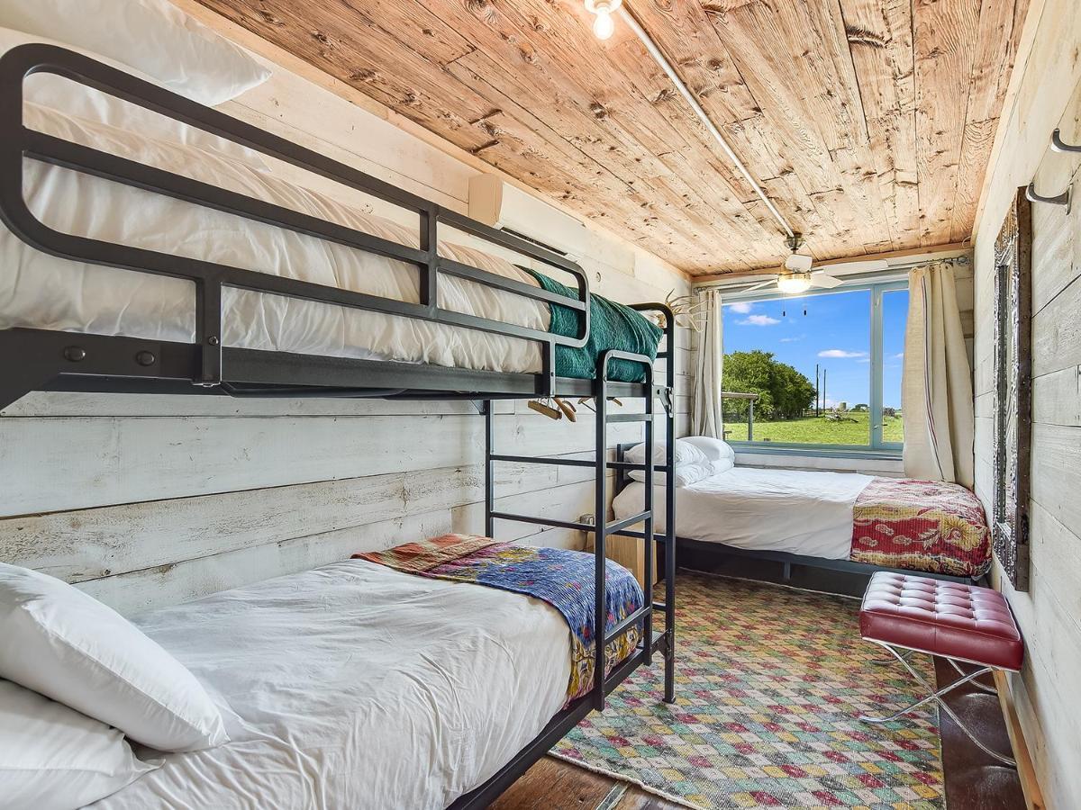 Flophouze Shipping Container Hotel Round Top Eksteriør billede