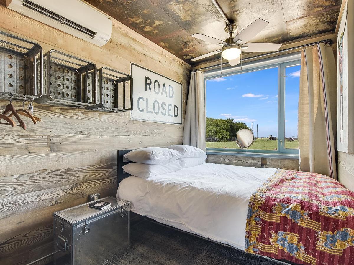 Flophouze Shipping Container Hotel Round Top Eksteriør billede