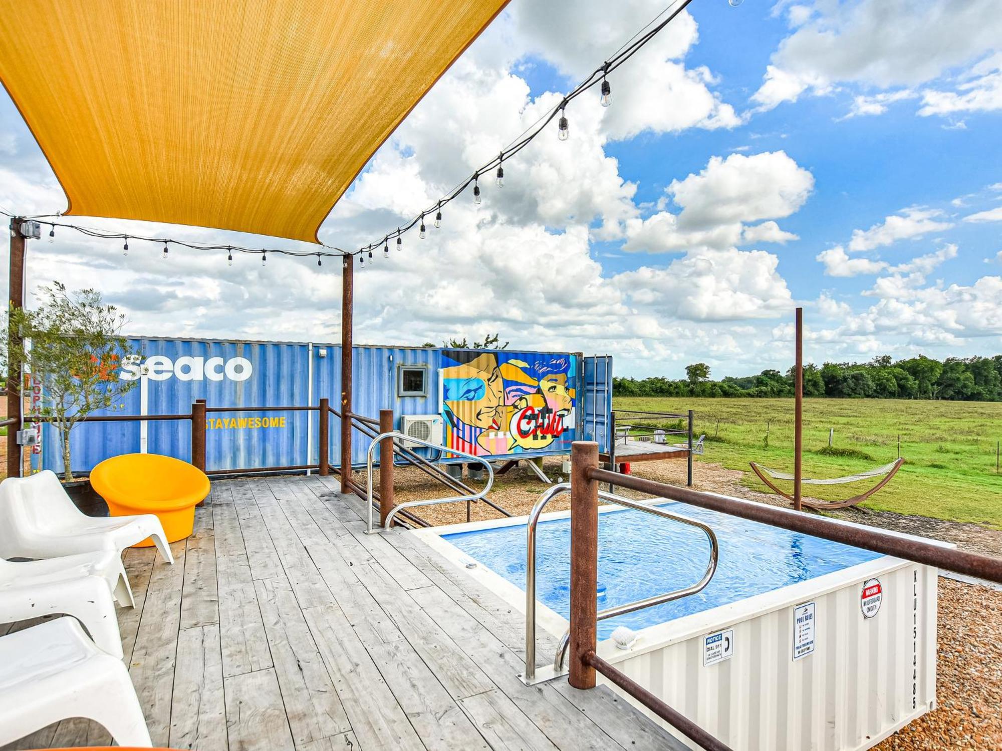 Flophouze Shipping Container Hotel Round Top Eksteriør billede