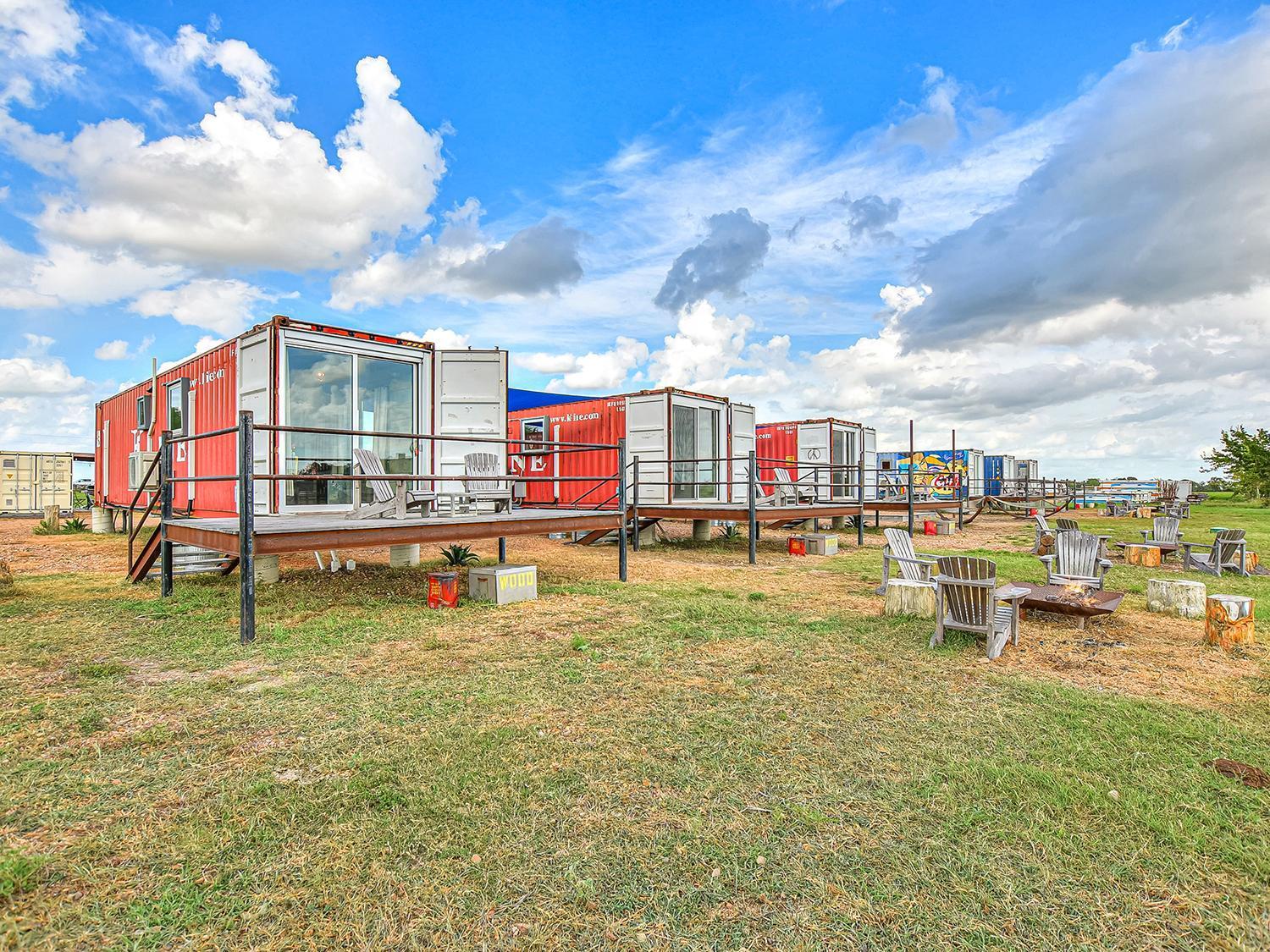 Flophouze Shipping Container Hotel Round Top Eksteriør billede