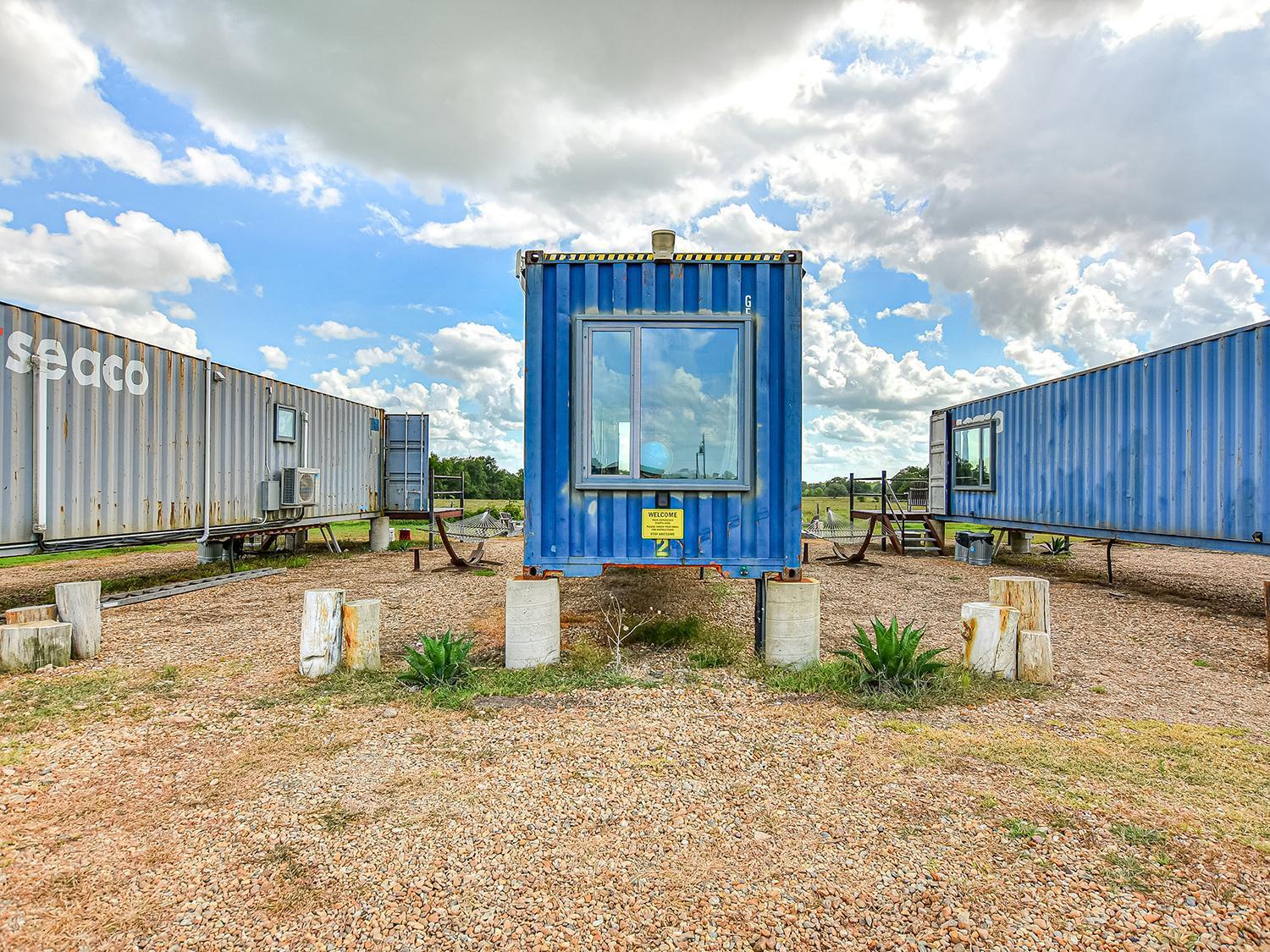 Flophouze Shipping Container Hotel Round Top Eksteriør billede