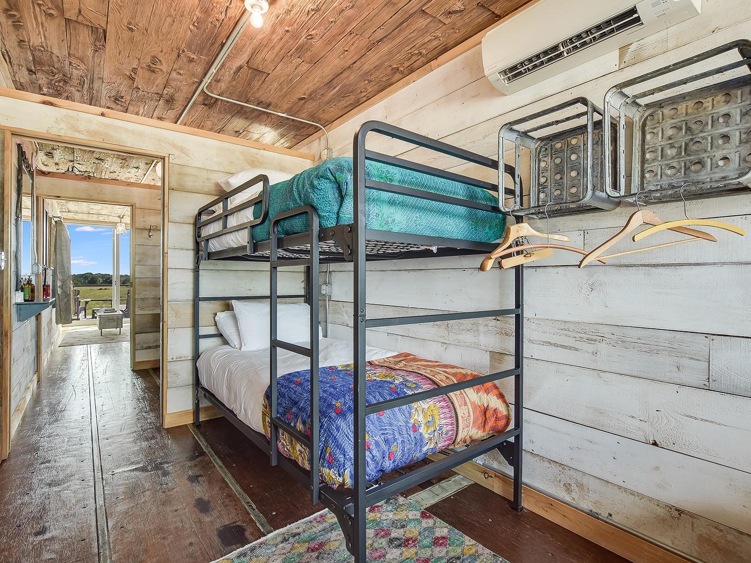 Flophouze Shipping Container Hotel Round Top Eksteriør billede